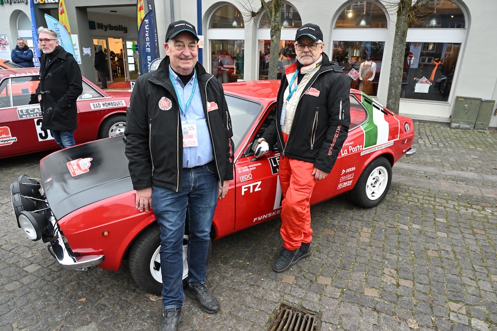Kenneth Kruse Simonsen, Charlottenlund, og Otto Kristensen, Tune, i Lancia Fulvia HF 1.3 fra 1968 er et godt bud på et dansk topresultat i Lars Hindsgaul fra Assens (t.h.) og Arne Pagh fra Strib i Fiat 128 Coupé fra 1972 har en mulighed for at blande sig i topstriden i Rallye Monte-Carlo Historique. Monte-Carlo Historique.
(Foto: Michael Eisenberg)